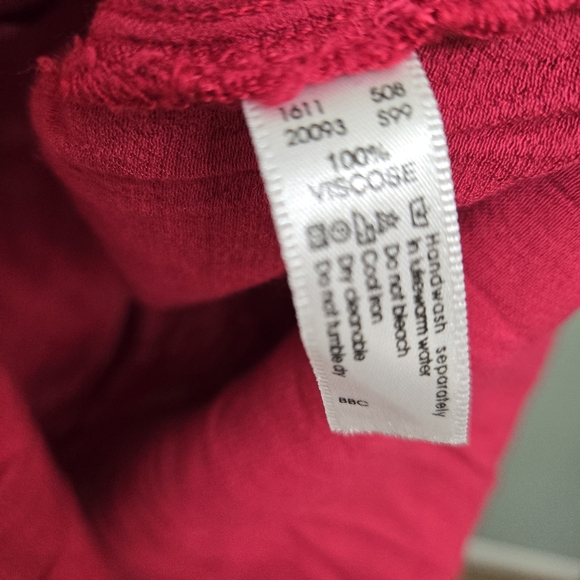 Lady in Red Dress - Picture 3 of 8